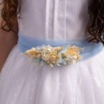 Vestido de Comunión en tono banco de encaje  elegancia serena y atemporal.