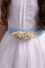 Vestido de Comunión en tono banco de encaje  elegancia serena y atemporal.